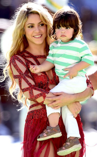 Shakira kicks off 2014 World Cup Final with sizzling outfit Designed by Lebanese Designer